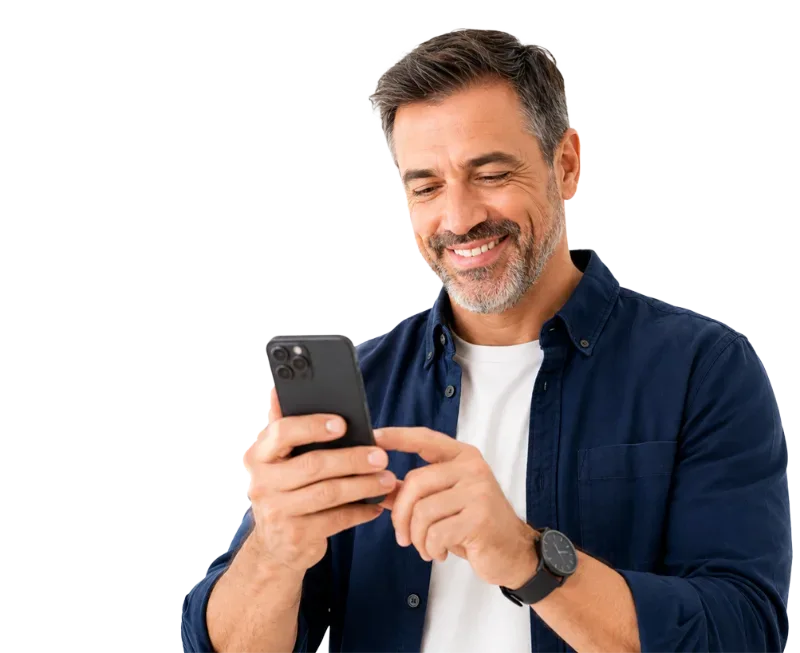 Hombre sonriendo mientras usa su celular