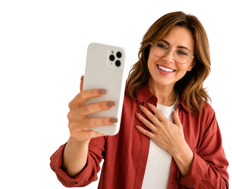Mujer grabando un video con su celular